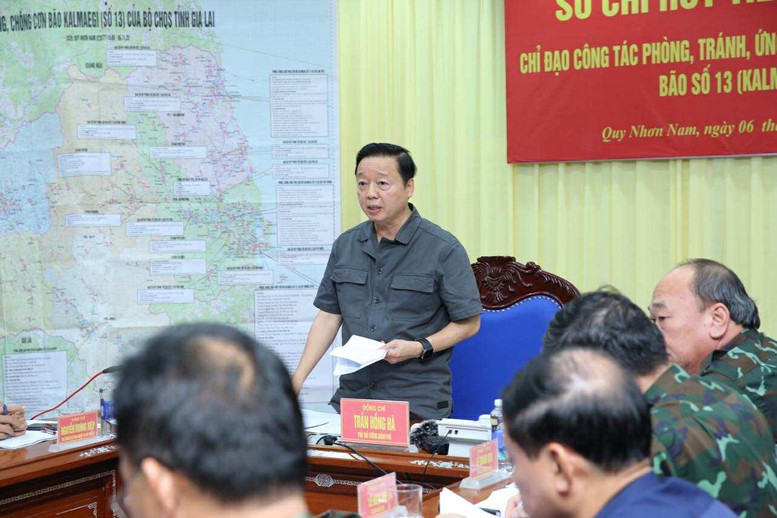 Phó Thủ tướng Trần Hồng Hà phát biểu kết luận cuộc họp triển khai khẩn cấp các biện pháp ứng phó cơn bão số 13 - Ảnh: VGP/Minh Khôi