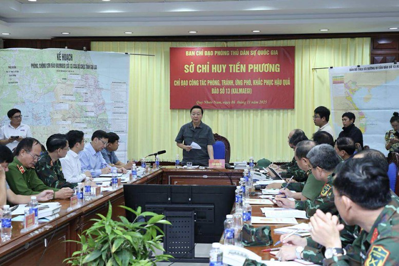 Phó Thủ tướng Trần Hồng Hà yêu cầu: Từ thời điểm này đến 8h sáng mai là thời điểm quyết định. Mọi lực lượng phải trực chiến, mọi phương án phải sẵn sàng - Ảnh: VGP/Minh Khôi