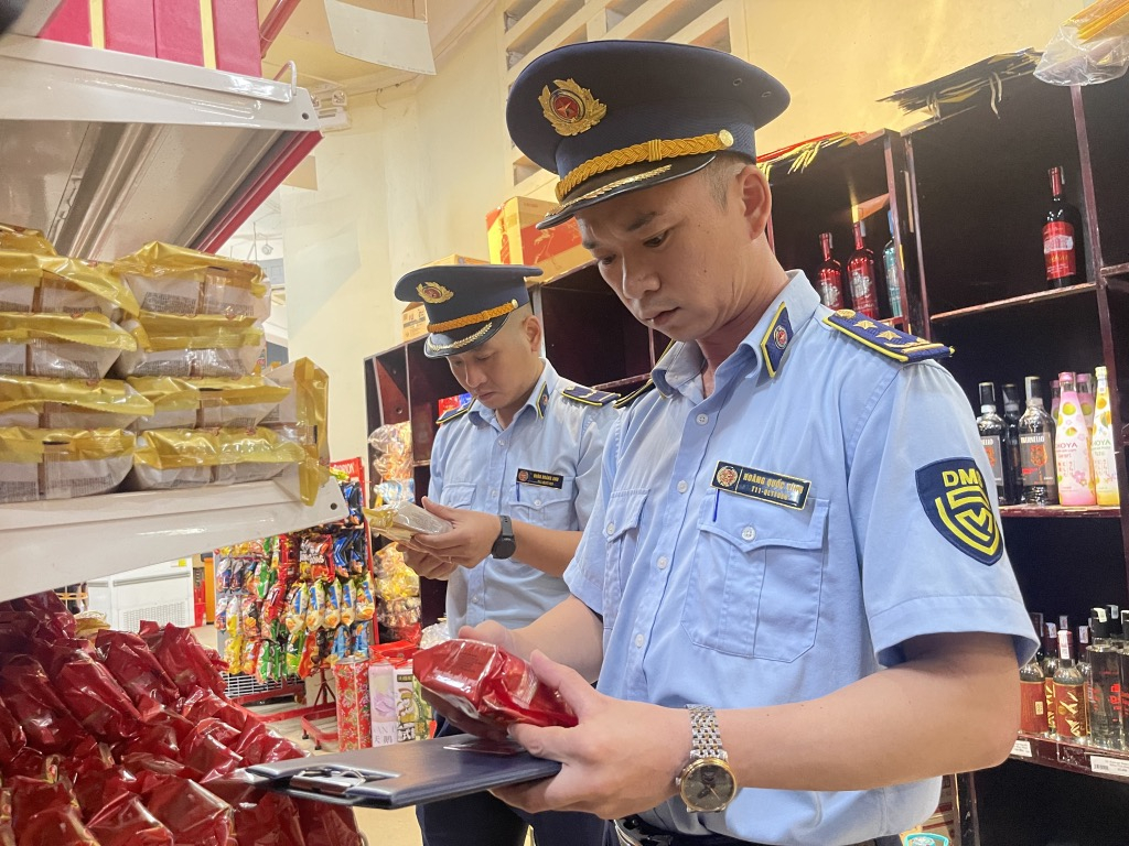 Cán bộ Đội Quản lý thị trường số 1 kiểm tra chất lượng hàng hóa trên thị trường.