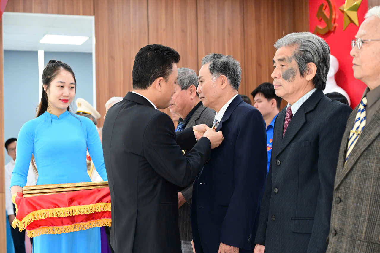 Đồng chí Trần Quang Tường, Bí thư Đảng ủy phường Gia Viên trao tặng Huy hiệu Đảng cho các đảng viên trong đợt 7/11/2025.