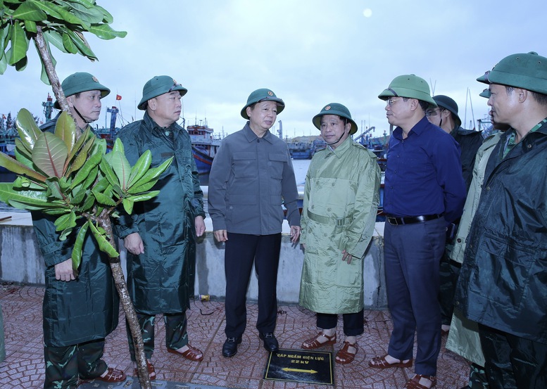 Phó Thủ tướng giao Bộ Nông nghiệp và Môi trường, Bộ Quốc phòng, Bộ Xây dựng làm Trưởng đoàn trực tiếp đi đôn đốc, hướng dẫn, phối hợp với các địa phương triển khai công tác ứng phó với bão số 13 - Ảnh: VGP/Minh Khôi
