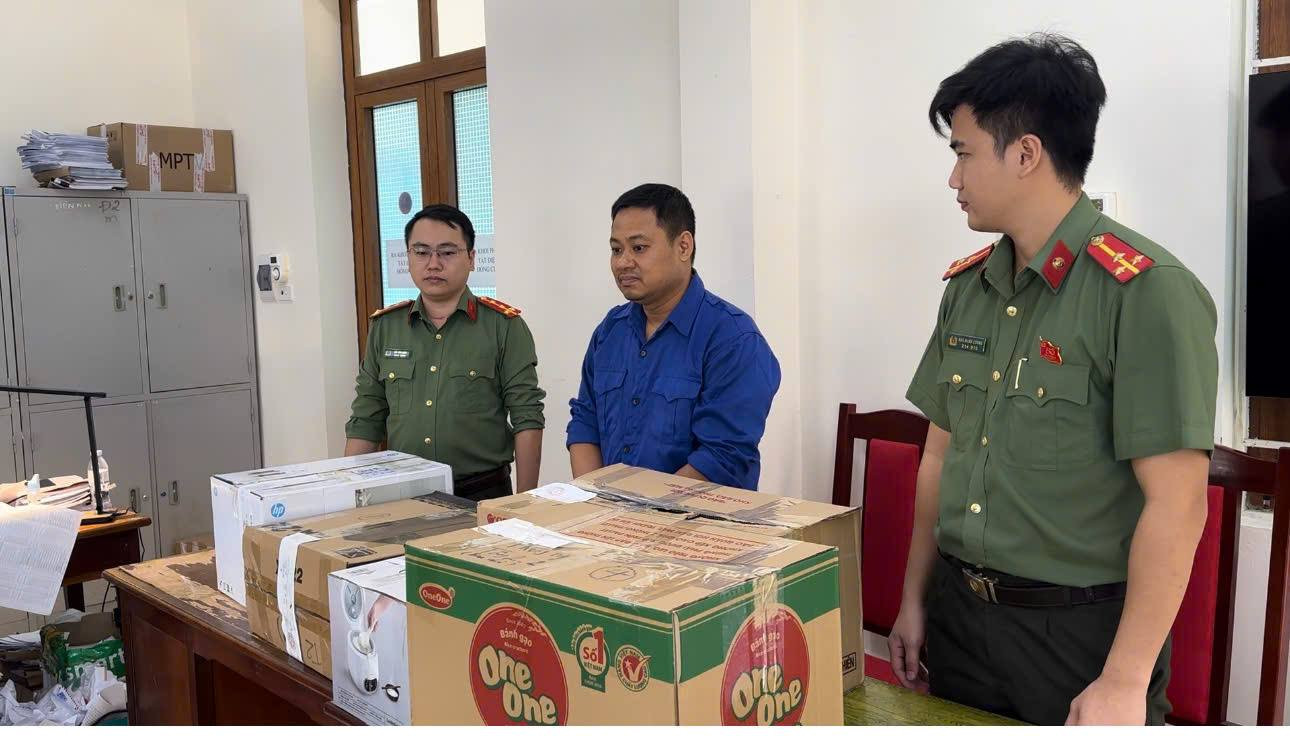 Lực lượng An ninh điều tra Công an tỉnh Hưng Yên làm việc với đối tượng liên quan vụ án. (Ảnh: Công an tỉnh Hưng Yên) Lực lượng An ninh điều tra Công an tỉnh Hưng Yên làm việc với đối tượng liên quan vụ án. (Ảnh: Công an tỉnh Hưng Yên)