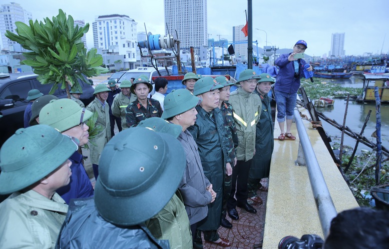 Phó Thủ tướng kiểm tra công tác phòng chống bão tại cảng cá Quy Nhơn - Ảnh: VGP/Minh Khôi