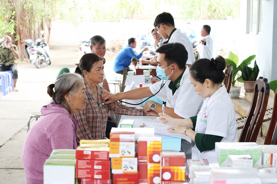 Các y, bác sĩ quân y tư vấn, khám bệnh cho người dân.