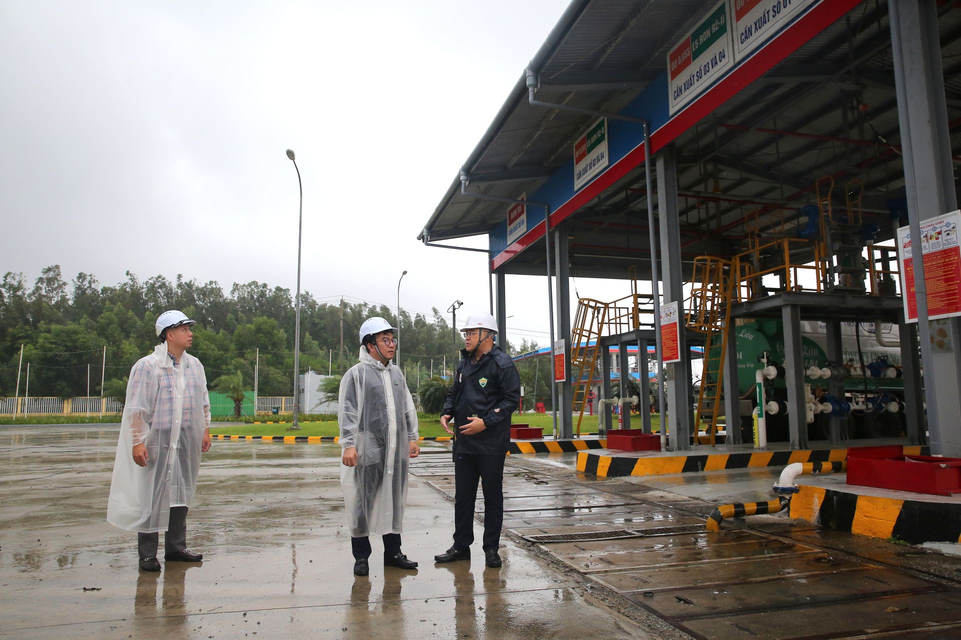 Tổng Giám đốc BSR Nguyễn Việt Thắng kiểm tra các bến xuất hàng bằng đường bộ, đường biển và hệ thống kho của PV Oil Dung Quất, hiện đã tuân thủ lệnh tạm thời dừng xuất hàng tránh bão