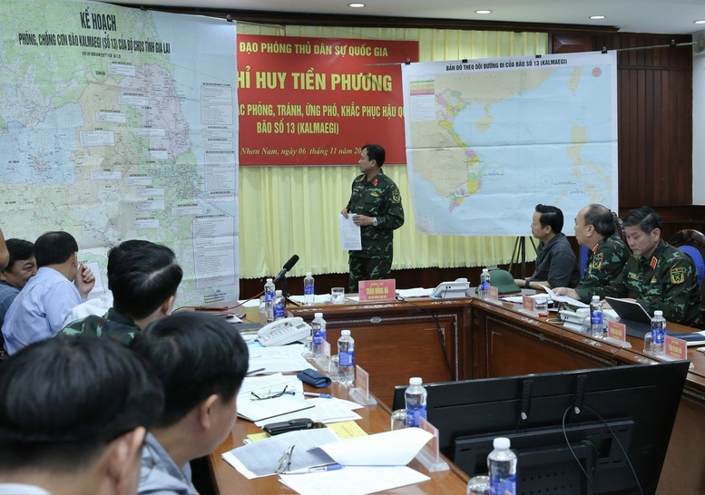 Phó Thủ tướng Trần Hồng Hà nghe báo cáo phương án bố trí lực lượng ứng phó bão số 13 trên địa bàn tỉnh Gia Lai - Ảnh: VGP/Minh Khôi