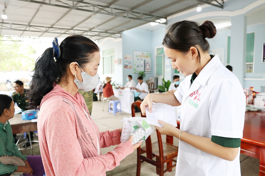 Dược sĩ phát thuốc miễn phí, hướng dẫn sử dụng cho người dân.