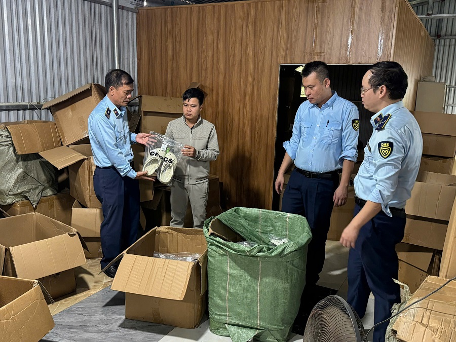 Lực lượng chức năng kiểm tra h&agrave;ng h&oacute;a tại kho h&agrave;ng Th&ocirc;n Đ&ocirc;ng Th&agrave;nh, x&atilde; Quảng T&acirc;n, tỉnh Quảng Ninh