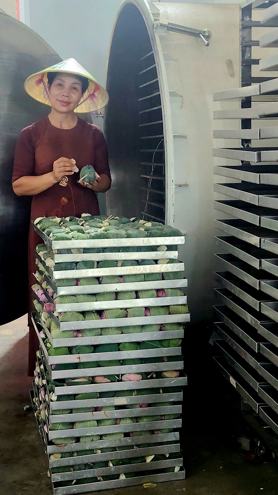 Chị H&agrave; với sản phẩm tr&agrave; ướp sen