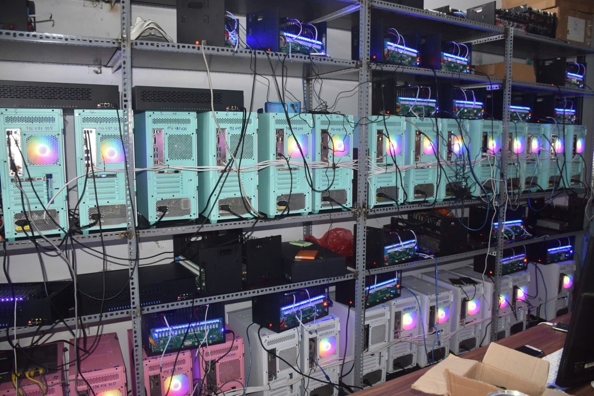 Hàng loạt CPU kết nối với 169 thiết bị đăng nhập và 2.000 điện thoại di động được các đối tượng sử dụng để lừa đảo Hàng loạt CPU kết nối với 169 thiết bị đăng nhập và 2.000 điện thoại di động được các đối tượng sử dụng để lừa đảo