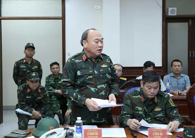 Trung tướng Lê Quang Đạo, Phó Tổng tham mưu trưởng Quân đội nhân dân Việt Nam cho biết, các đơn vị duy trì nghiêm chế độ trực phòng thủ dân sự ở các cấp; sẵn sàng lực lượng, phương tiện ứng phó, khắc phục hậu quả Bão số 13 và mưa lũ - Ảnh: VGP/Minh Khôi