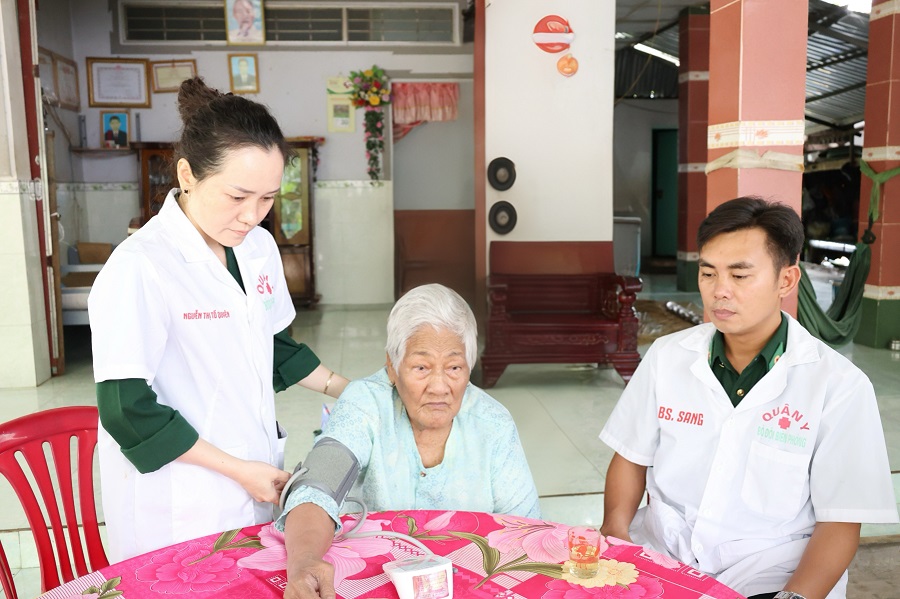 Khám bệnh cho Mẹ Việt Nam anh hùng Thị HoL.