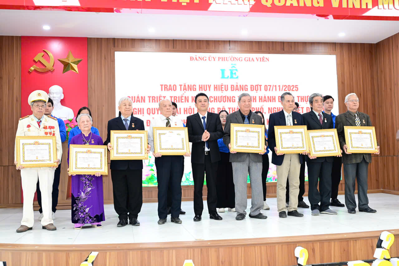 Đảng ủy phường Gia Viên trao tặng Huy hiệu Đảng cho các đảng viên