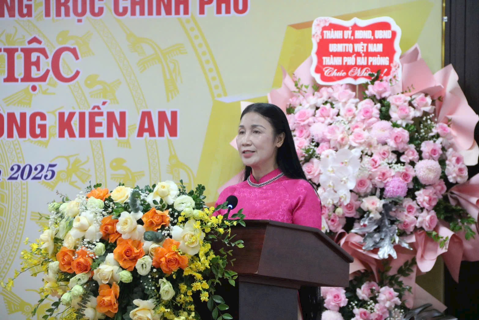 Nh&agrave; gi&aacute;o Nguyễn Thị Lệ - Hiệu trưởng nh&agrave; trường b&aacute;o c&aacute;o về qu&aacute; tr&igrave;nh x&acirc;y dựng v&agrave; ph&aacute;t triển của nh&agrave; trường.