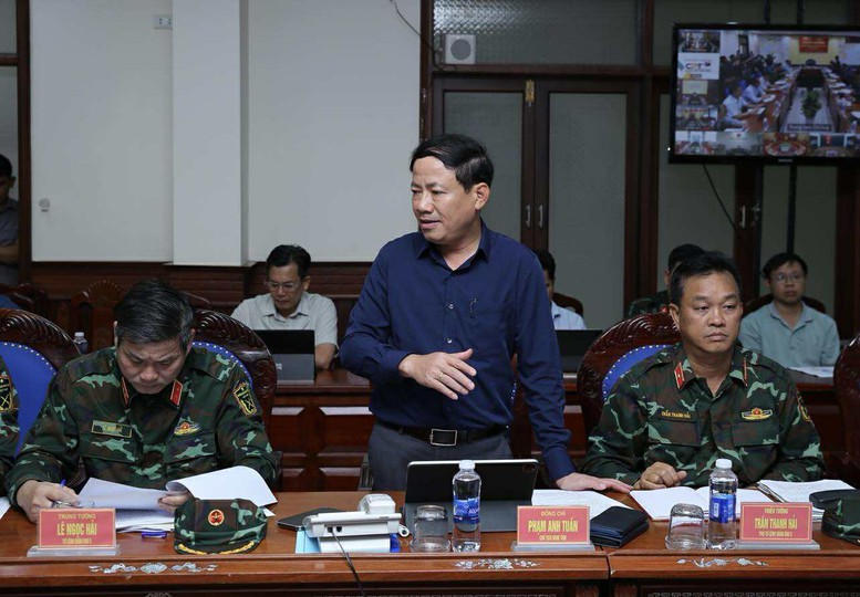 Chủ tịch UBND tỉnh Gia Lai Phạm Anh Tuấn báo cáo tình hình ứng phó bão số 13 trên địa bàn tỉnh - Ảnh: VGP/Minh Khôi