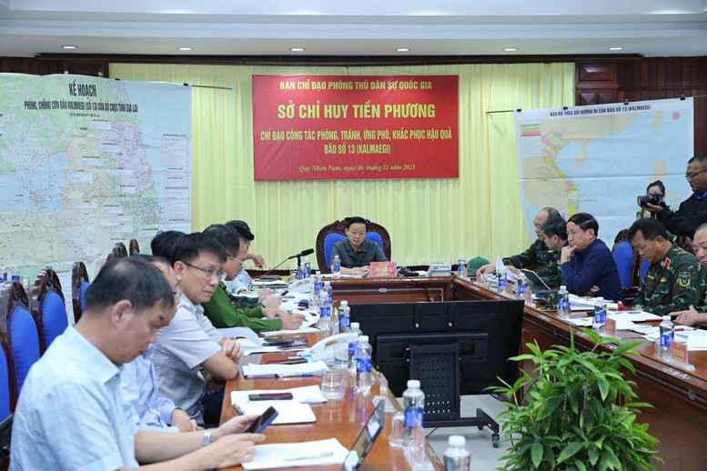 Phó Thủ tướng Trần Hồng Hà chủ trì cuộc họp trực tiếp kết hợp trực tuyến triển khai khẩn cấp các biện pháp ứng phó cơn bão số 13 - Ảnh: VGP/Minh Khôi