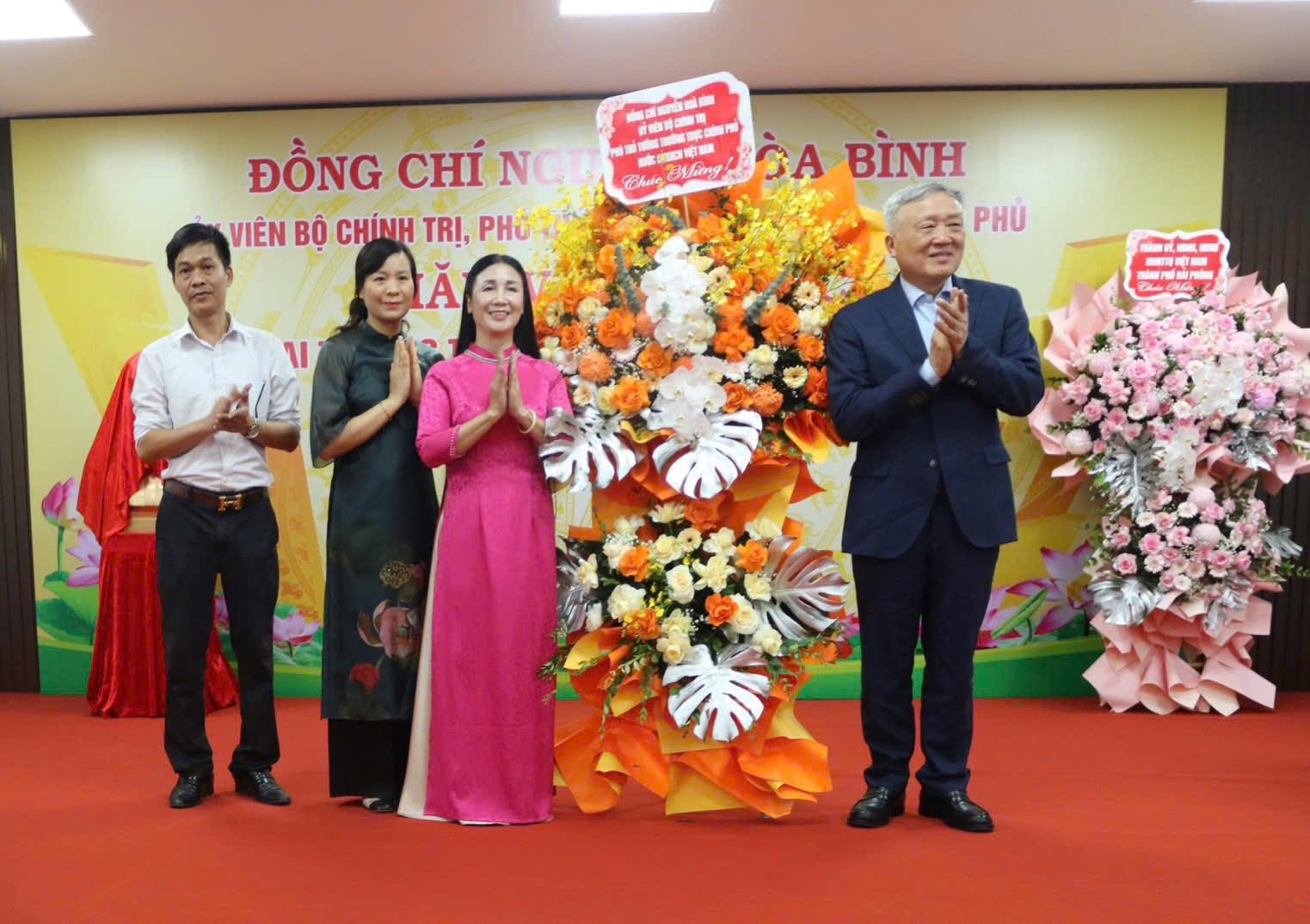 Đồng chí Nguyễn Hòa Bình, Ủy viên Bộ Chính trị, Phó Thủ tướng Thường trực Chính phủ thăm và làm việc tại Trường THPT Kiến An