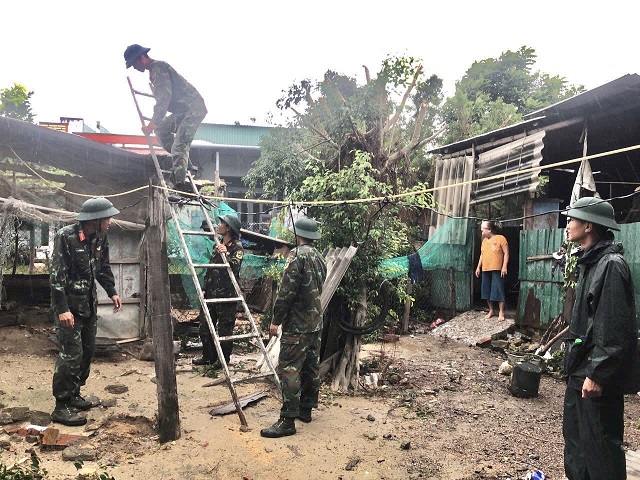 Lực lượng qu&acirc;n đội gi&uacute;p d&acirc;n chằng chống nh&agrave; cửa, sẵn s&agrave;ng ứng ph&oacute; với b&atilde;o số 13. Ảnh: BTC