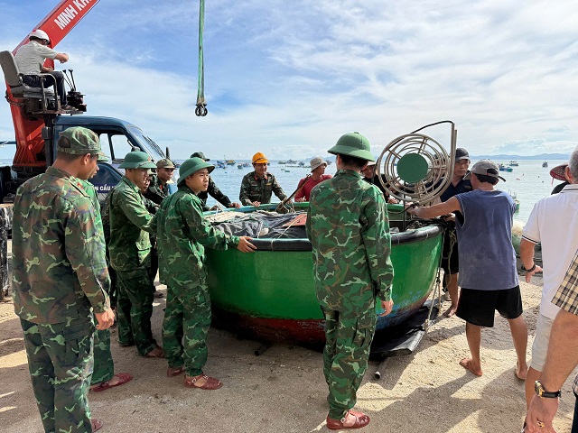 Ngư d&acirc;n Gia Lai được bộ đội gi&uacute;p đỡ, chuẩn bị chống b&atilde;o. Ảnh: BTC