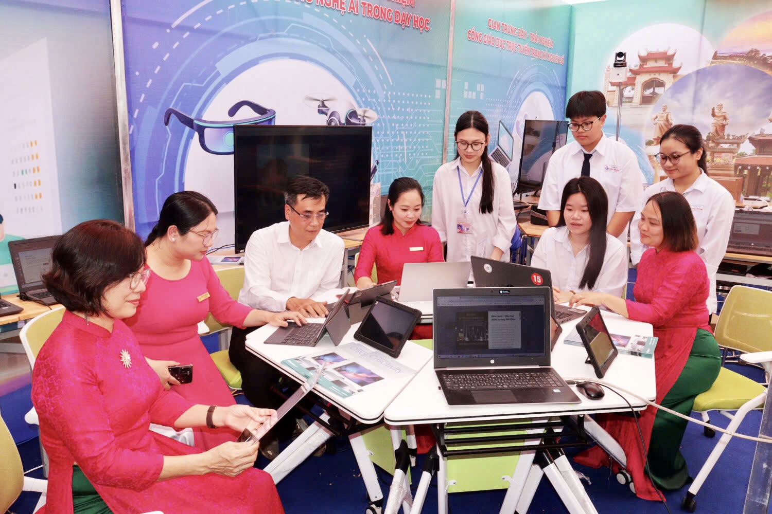 Các gian hàng trưng bày, trải nghiệm của Trường THPT Lương Thế Vinh.