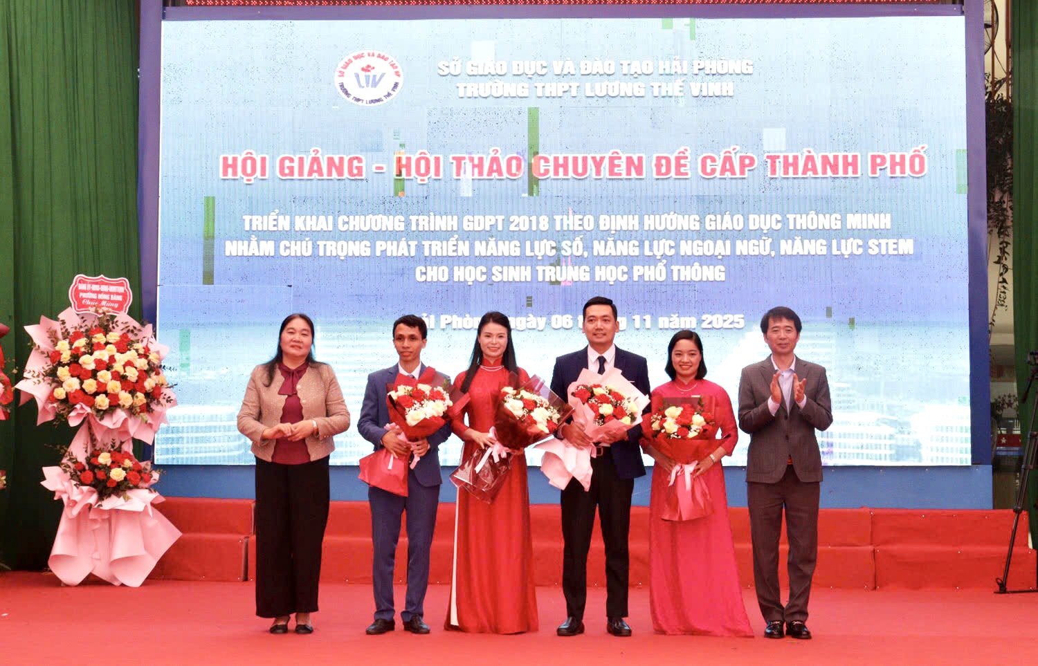 Lãnh đạo Sở Giáo dục và Đào tạo tặng hoa cho các giáo viên tham gia giảng dạy tại Chuyên đề.