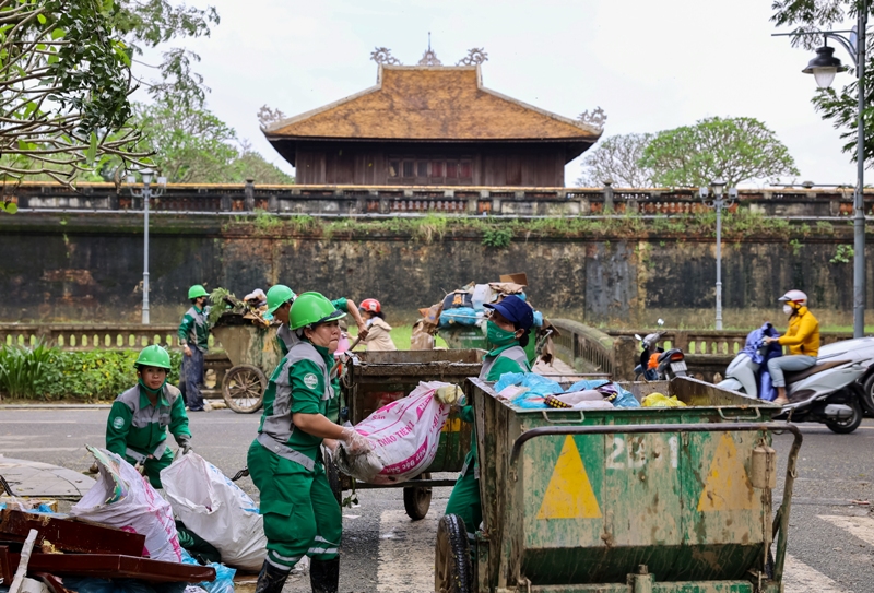 Công nhân Công ty Hepco dọn dẹp bùn, rác ngay khi nước lũ vừa rút