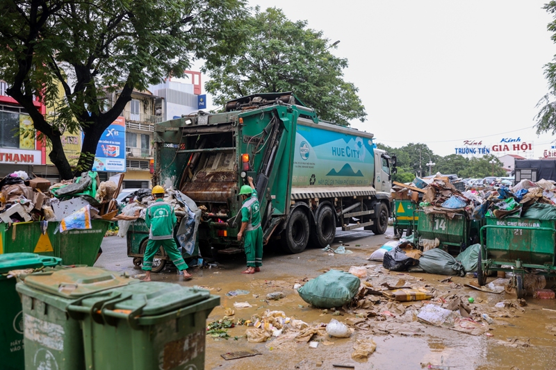 Hepco huy động toàn lực lượng làm cả ngày đêm để dọn dẹp thành phố sau lũ lụt