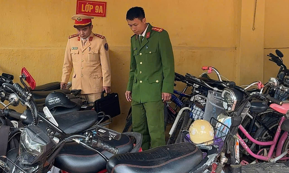 Cán bộ cảnh sát giao thông và công an xã kiểm tra khu vực nhà để xe của Trường Trung học cơ sở xã Xuân Lương. Cán bộ cảnh sát giao thông và công an xã kiểm tra khu vực nhà để xe của Trường Trung học cơ sở xã Xuân Lương.