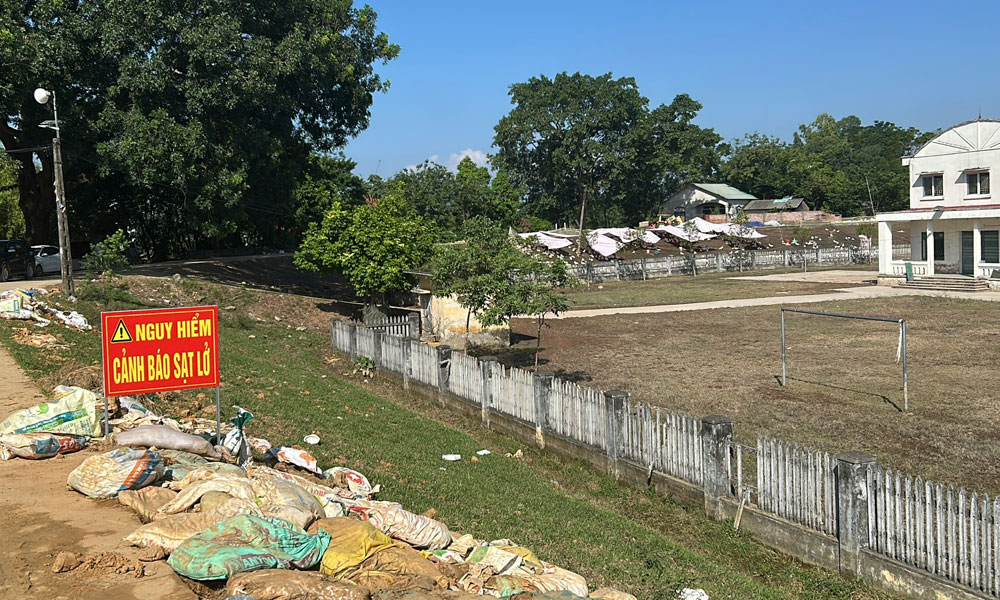 Đ&ecirc; tả Cầu đoạn qua x&atilde; Hợp Thịnh bị sạt trượt do mưa lũ.