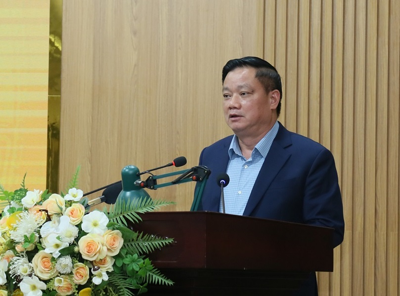 Nguyễn Khắc Thận, Phó Bí thư Tỉnh ủy, Chủ tịch UBND tỉnh Hưng Yên phát biểu tại hội nghị tiếp xúc cử tri.