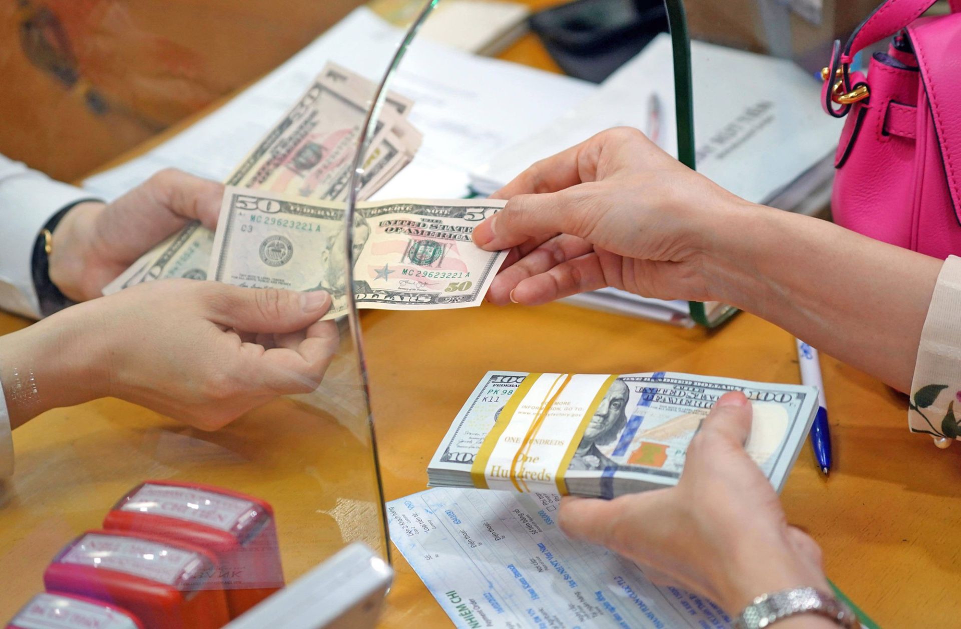 Tỷ giá USD hôm nay 6/11: Ngân hàng giữ ổn định, thị trường tự do giảm. (Ảnh minh họa)