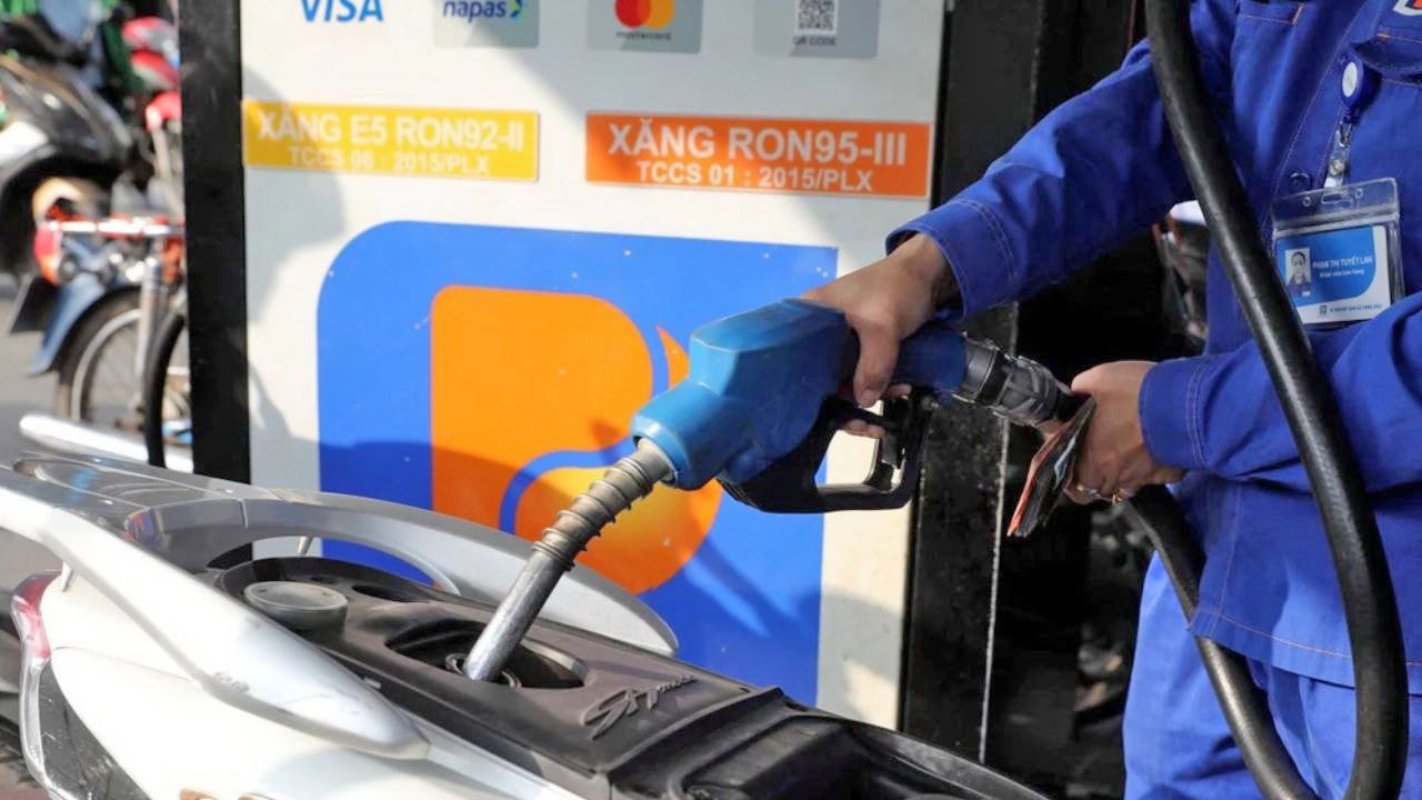 Giá xăng dầu trường trong nước giữ nguyên giá sau kỳ điều hành gần nhất, trong khi giá dầu thế giới biến động nhẹ do lo ngại về nhu cầu và diễn biến của đồng USD. (Ảnh minh họa)