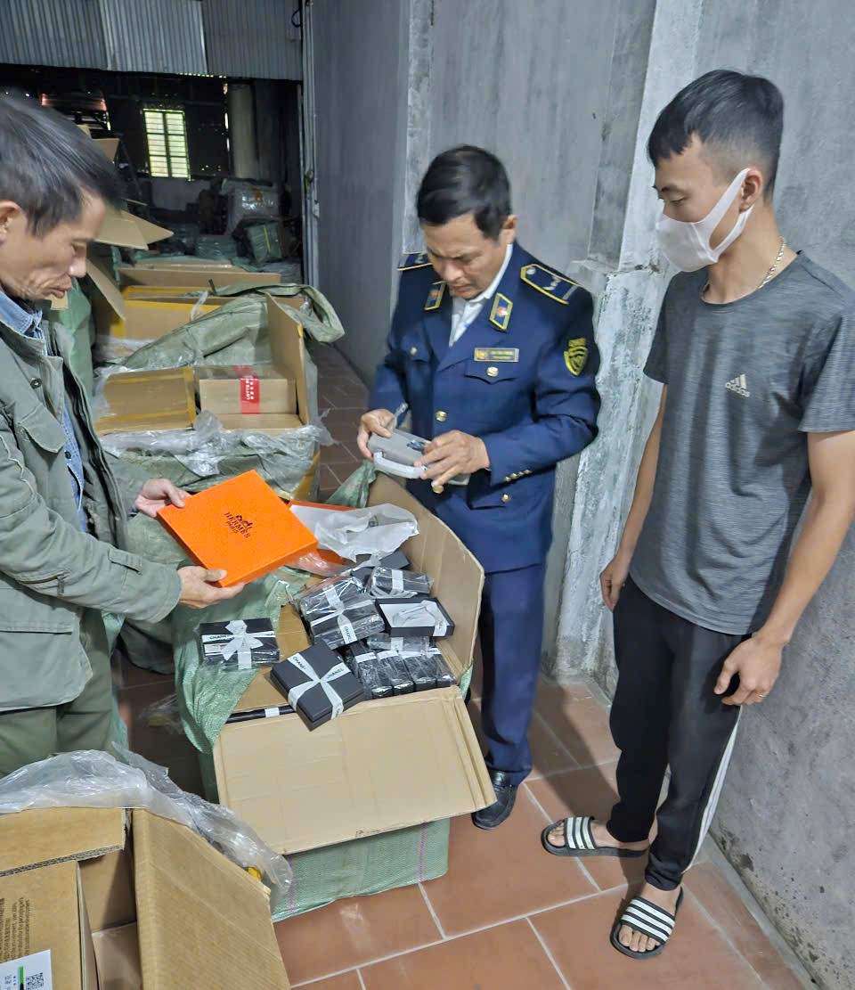 Lực lượng chức năng kiểm tra hàng hóa vi phạm