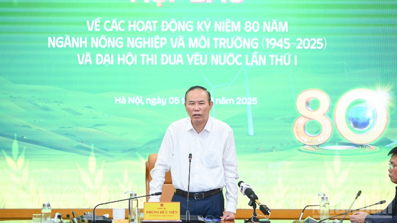 Thứ trưởng Nông nghiệp và Môi trường Phùng Đức Tiến chủ trì họp báo tháng 11.