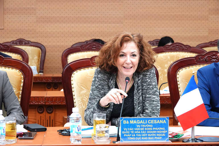 Bà Magali Cesana, Vụ trưởng Vụ các vấn đề song phương, quốc tế hóa các doanh nghiệp Pháp và thu hút nước ngoài, Tổng cục Kho bạc Pháp tại Diễn đàn.