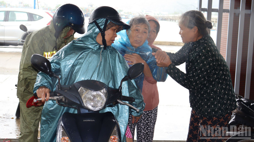 Lực lượng chức năng tỉnh Quảng Ngãi đưa người già yếu, đau ốm sơ tán tránh trú bão số 13.