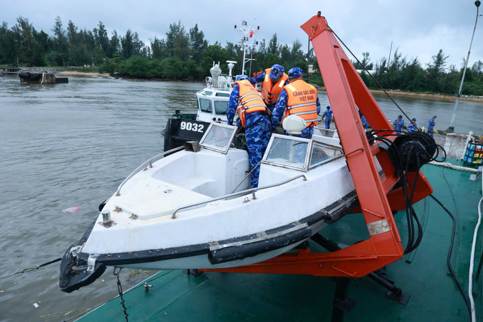 Kiểm tra tình trạng kỹ thuật của xuồng CSB sẵn sàng làm nhiệm vụ khi có lệnh Kiểm tra tình trạng kỹ thuật của xuồng CSB sẵn sàng làm nhiệm vụ khi có lệnh