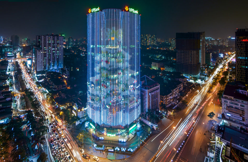 Tòa nhà trên phố Láng Hạ rực rỡ ánh đèn về đêm, tô điểm vẻ đẹp hiện đại của Thủ đô.