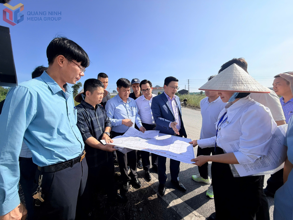 Lãnh đạo phường Cửa Ông cùng chủ đầu tư, các doanh nghiệp khảo sát thực tế đường vào dự án. Lãnh đạo phường Cửa Ông cùng chủ đầu tư, các doanh nghiệp khảo sát thực tế đường vào dự án.