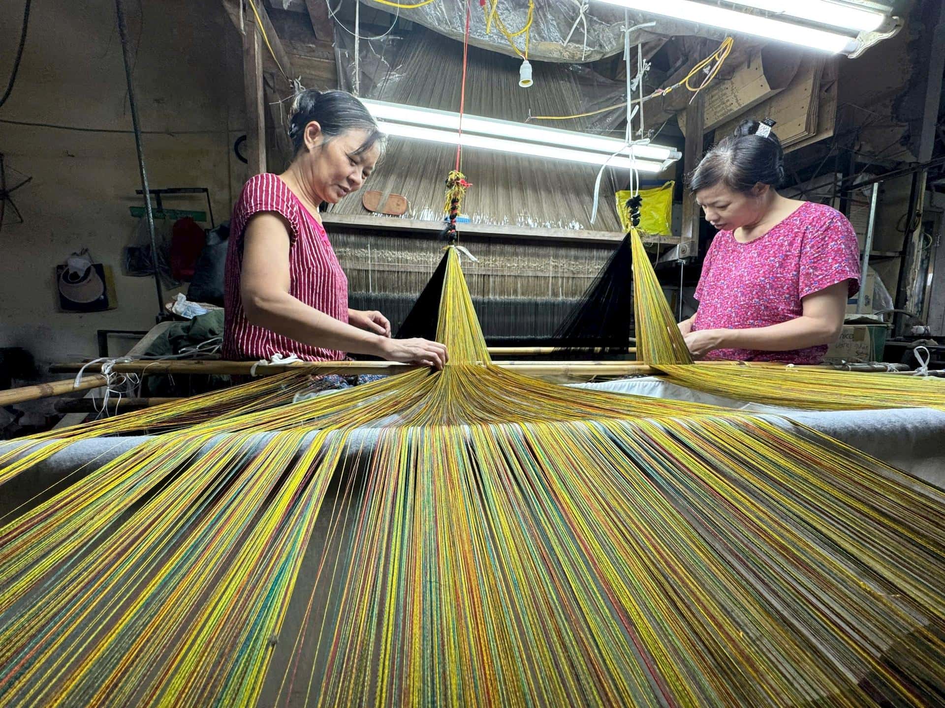 Nghệ nhân Vạn Phúc giữ gìn nghề dệt lụa truyền thống trăm năm.