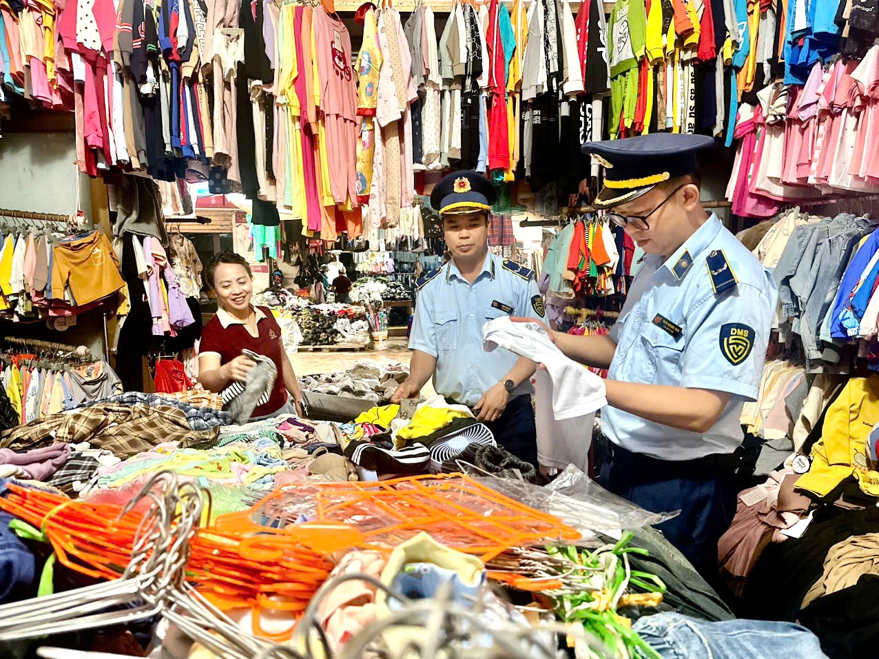 Lực lượng QLTT Lạng Sơn kiểm tra hàng hóa