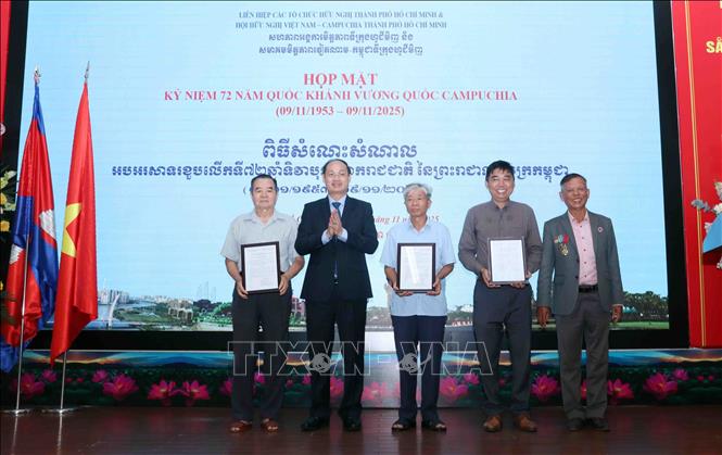 Trung tướng Nguyễn Văn Nam (thứ 2, từ trái sang), Chủ tịch Hội hữu nghị Việt Nam - Campuchia Thành phố Hồ Chí Minh, trao quyết định kiện toàn Chi hội trực thuộc Hội. Ảnh: Xuân Khu/TTXVN