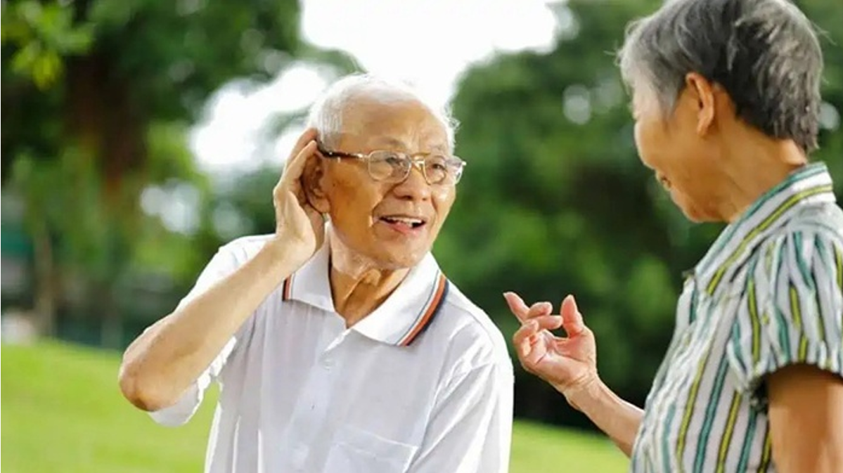 Người cao tuổi dễ bị ù tai, nghe kém do rối loạn tuần hoàn tai trong