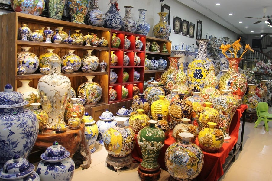 Gốm sứ Bát Tràng – nét tinh xảo trong từng đường men, dáng gốm.