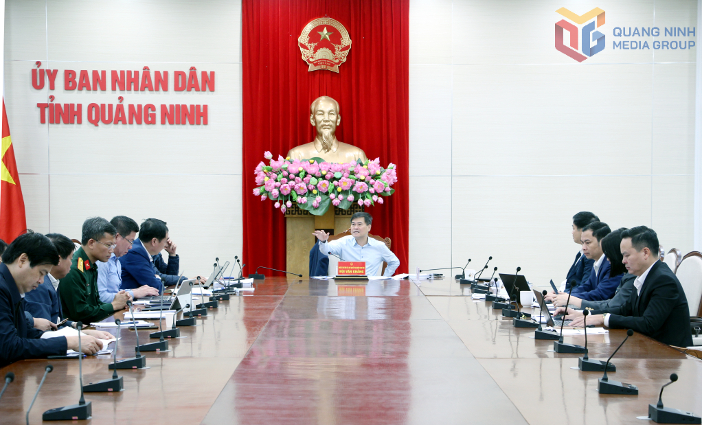 Ông Bùi Văn Khắng, Phó Bí thư Tỉnh ủy, Chủ tịch UBND tỉnh Quảng Ninh, chủ trì hội nghị.