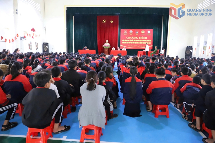 Trường Phổ thông nội trú Tiểu học và THCS Bình Liêu (xã Bình Liêu) sẽ được đầu tư trên cơ sở sáp nhập Trường Phổ thông Dân tộc Nội trú Bình Liêu và Trường Tiểu học Tình Húc. Trong ảnh: Một giờ ngoại khóa giáo dục pháp luật của học sinh Trường Phổ thông Dân tộc Nội trú Bình Liêu.