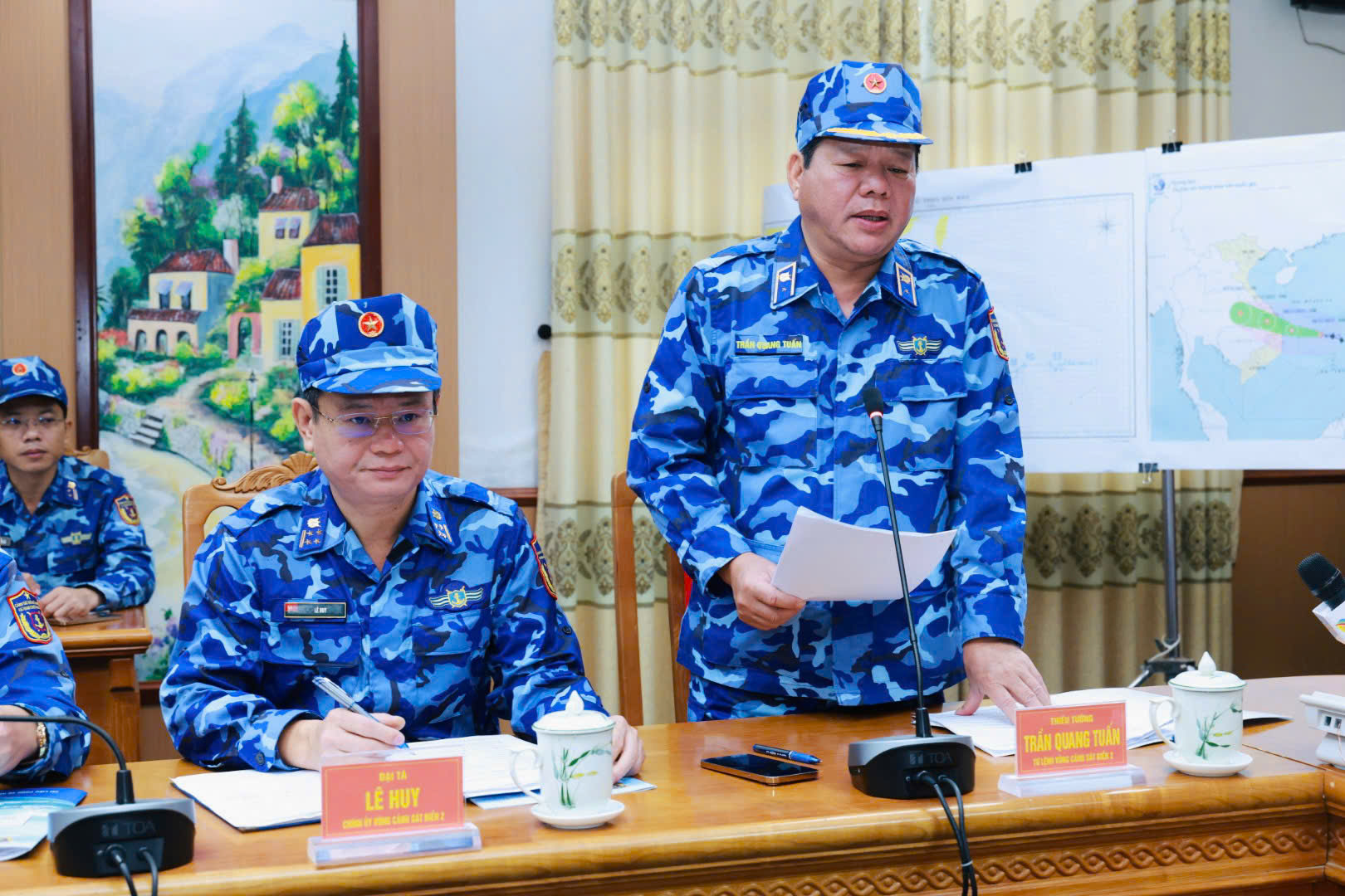 Thiếu tướng Trần Quang Tuấn - Tư lệnh Vùng Cảnh sát biển 2 báo cáo kết quả triển khai phòng chống bão số 13 Thiếu tướng Trần Quang Tuấn - Tư lệnh Vùng Cảnh sát biển 2 báo cáo kết quả triển khai phòng chống bão số 13