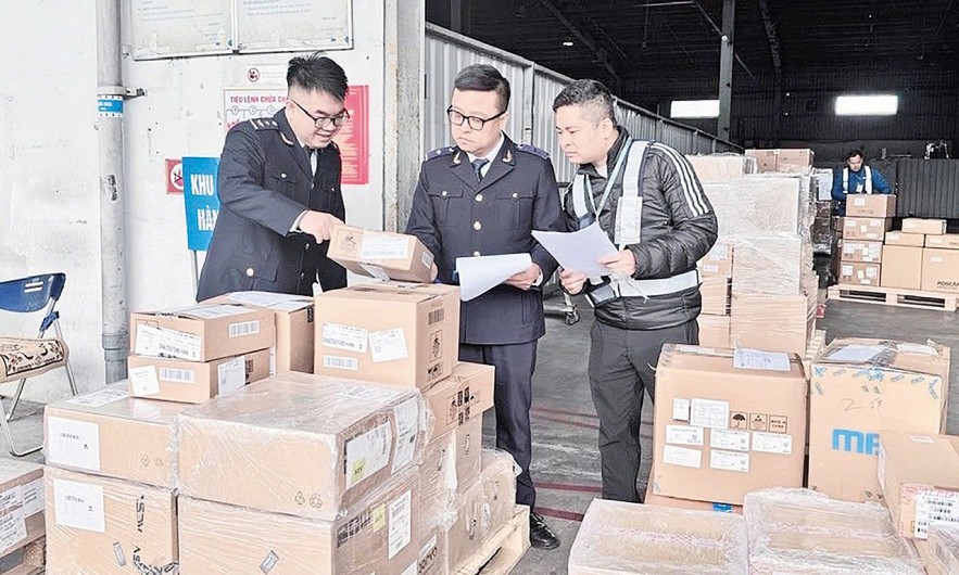 Công chức Hải quan khu vực V thông quan hàng hóa cho doanh nghiệp. Ảnh: CTVAH