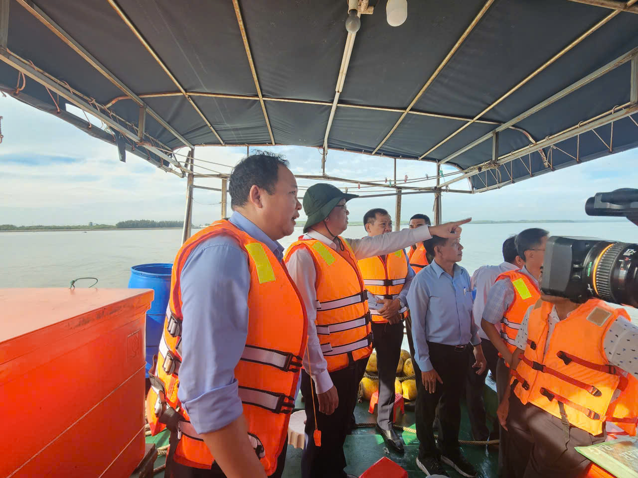 Phó Chủ tịch UBND TP. HCM Bùi Minh Thạnh kiểm tra các tàu cá trên vùng biển Cần Giờ