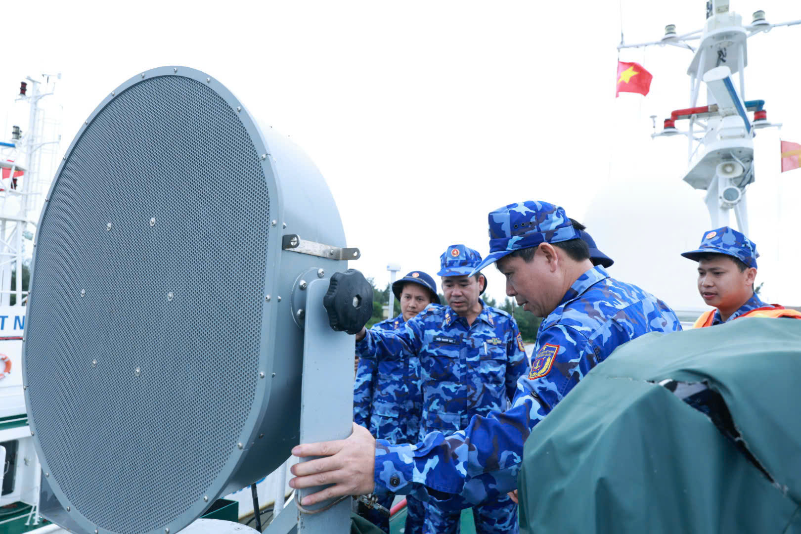 Đoàn công tác kiểm tra hệ thống loa tuyên truyền đặc biệt của tàu CSB. Đoàn công tác kiểm tra hệ thống loa tuyên truyền đặc biệt của tàu CSB.